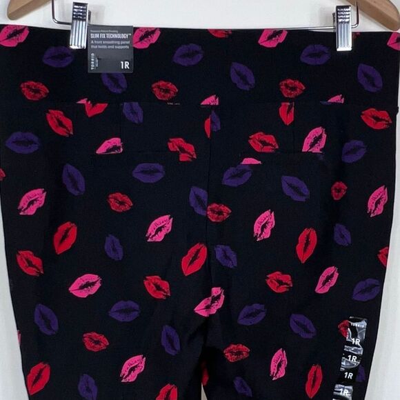 Torrid Lip Print Pixie Pant - Picture 4 of 13